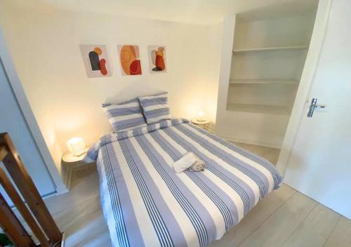 普瓦捷的住宿－Le Sainte-Croix - Poitiers Centre - La Conciergerie.，一间卧室配有一张床,床上有毛巾