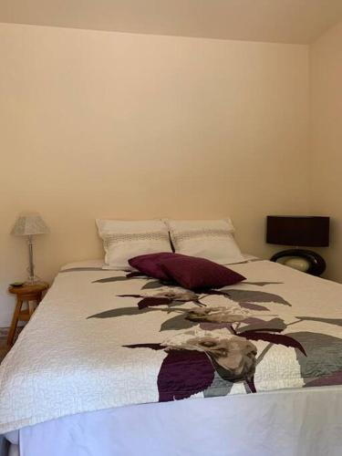 une chambre avec un lit avec deux oreillers dessus dans l'établissement Studio en rez-de-jardin arboré avec accès piscine et clim, à Villeneuve-lès-Avignon