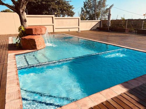 una piscina con fontana in un cortile di Casa Conforto Bilene a Vila Praia Do Bilene