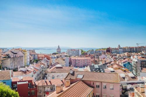 リスボンにあるBright & Beautiful Top Floor Graça Flatの上から市街の景色を望めます。
