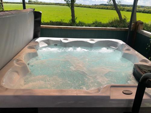 gorący tubificialificialificialificialificialificialificialificialificialificialificialificialificialificial w obiekcie Peaceful Holiday Lodge with Hot Tub w mieście Lincolnshire