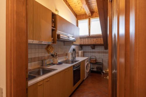 博爾查迪卡多爾的住宿－Casa Marmarole，厨房配有水槽和炉灶