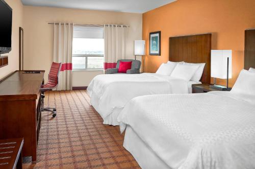 Four Points by Sheraton Edmonton Gateway في إيدمونتون: غرفة فندقية بسريرين ومكتب