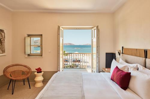 Un dormitorio con una cama y vista al mar. en Cosme, a Luxury Collection Resort, Paros, en Naousa