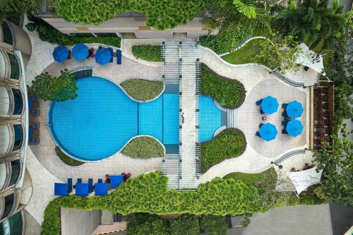uma vista aérea de uma piscina num resort em The Westin Kuala Lumpur em Kuala Lumpur