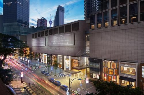 eine belebte Stadtstraße mit Verkehr vor einem Gebäude in der Unterkunft The Westin Kuala Lumpur in Kuala Lumpur