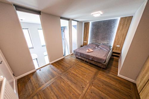 sypialnia z łóżkiem w pokoju z oknami w obiekcie Euro Apartments Szafarnia Delux w Gdańsku