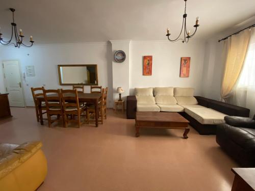 - un salon avec un canapé et une table dans l'établissement Apartamento MP10, à San Luis de Sabinillas