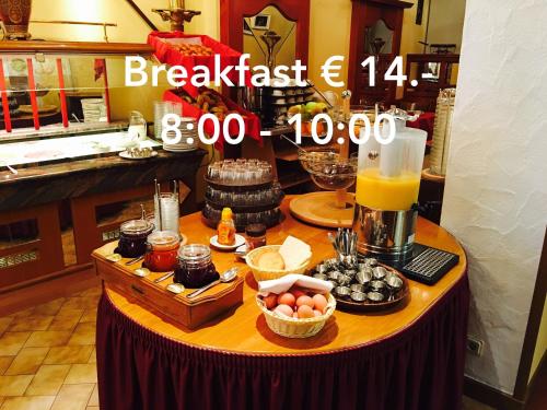einen Tisch mit Mixer und etwas Essen drauf. in der Unterkunft Bed & Breakfast du Château in Vianden