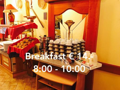 una cocina con encimera con una mesa con tazas y una batidora en Bed & Breakfast du Château en Vianden