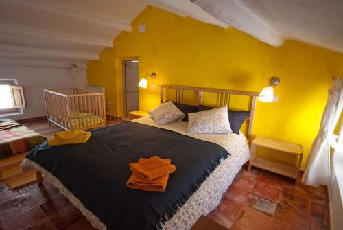 1 dormitorio con 1 cama grande y paredes amarillas en Casa del Agua, 