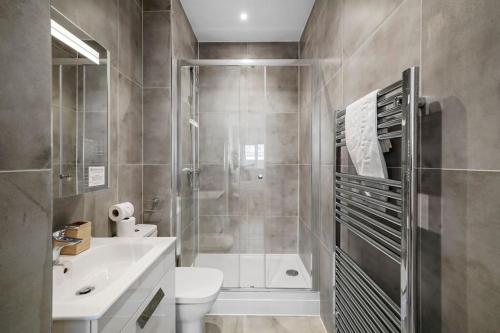 a bathroom with a shower and a toilet and a sink at Stunning Scandi Gem in Bristol - Sleeps 6 in Bristol