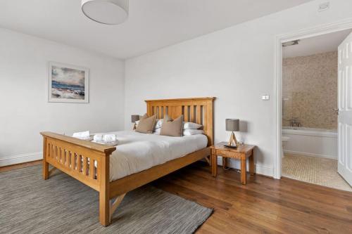 Giường trong phòng chung tại Luxury House, SeaViews, En-Suites & Private Pool