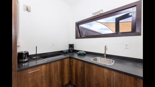 Kuchyň nebo kuchyňský kout v ubytování Sasha Apartment - panoramic view with pool