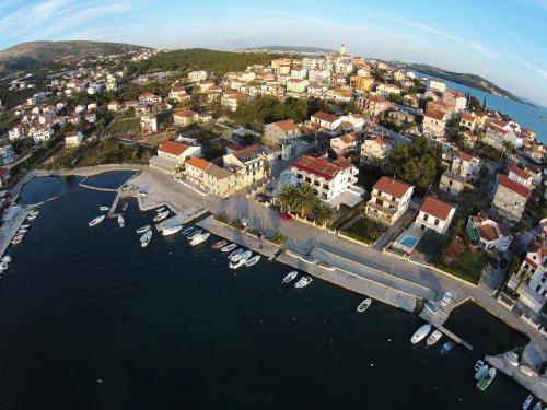 una vista aerea di una città con barche in acqua di Villa Samac a Trogir