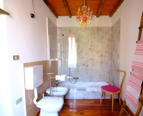 y baño con bañera, aseo y lavamanos. en La casa dei ciclisti, en Ponti Sul Mincio