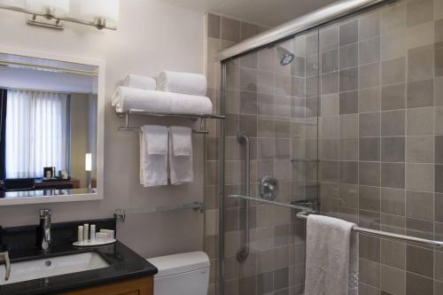 uma casa de banho com um chuveiro, um WC e um lavatório. em Fairfield Inn & Suites by Marriott New York Manhattan/Fifth Avenue em Nova York