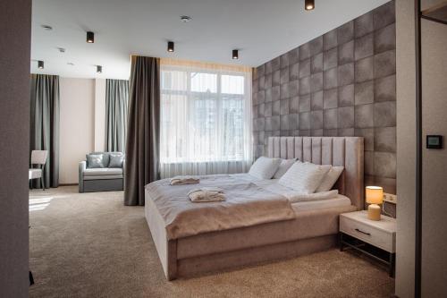 1 dormitorio con cama grande y ventana grande en Hotel Boutique Refael en Truskavets