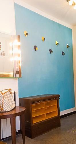 a room with a blue wall with turtles on the wall at amazing sea cottage "Sleep To The Sound Of The Surf" casetta al mare in Ospedaletti