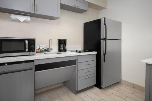 Una cocina o zona de cocina en Residence Inn Washington, DC Foggy Bottom