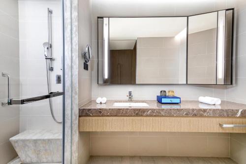 A bathroom at Four Points by Sheraton Wuchuan, Loong Bay