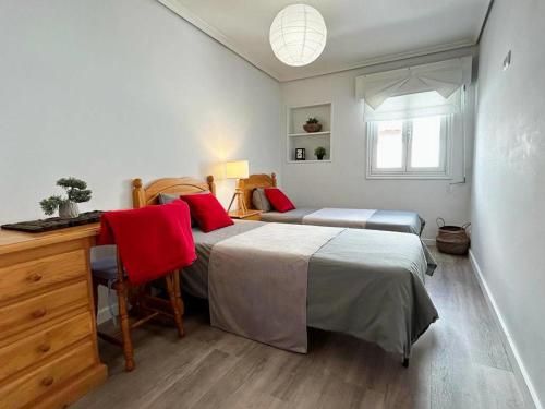 1 dormitorio con 1 cama, escritorio y 1 cama en Holibai, Curuxa, Tranquilidad En El Casco Histórico De Baiona, en Baiona