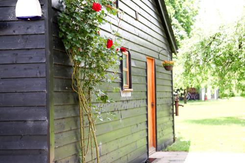ein Gebäude mit einem Fenster mit Rosen darauf in der Unterkunft Wilderness B&B 3 Self Contained Rooms Nr Sissinghurst in Headcorn
