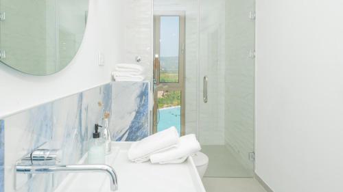 y baño con lavabo, aseo y espejo. en Modern and luxurious villa with swimming pool in Zmijavci, en Zmijavci