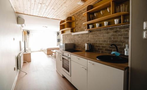 Kitchen o kitchenette sa Hubane saunaga kodumajutus Tartu linna südames