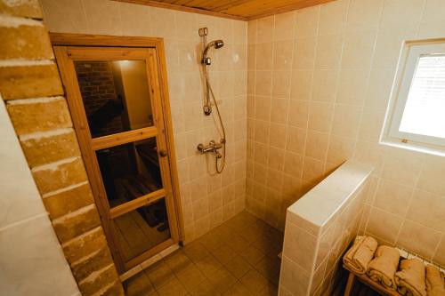 a bathroom with a shower with a glass door at Hubane saunaga kodumajutus Tartu linna südames in Tartu