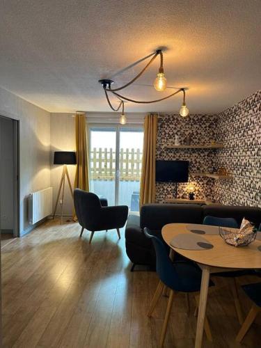 un salon avec un canapé et une table dans l'établissement Le Chablais du lac, à Thonon-les-Bains