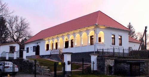 a large white house with a red roof at Antik Vendégház in Nagyvisnyó