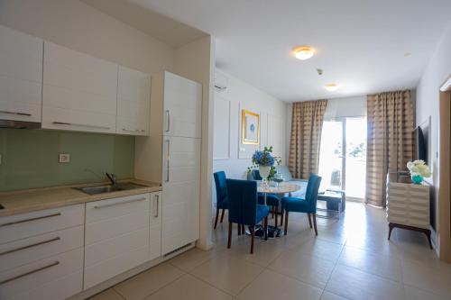 Virtuvė arba virtuvėlė apgyvendinimo įstaigoje Perla Resort