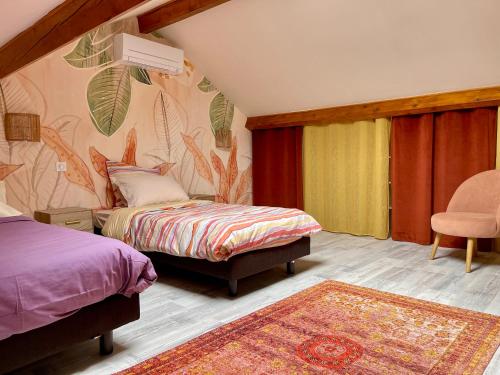 1 dormitorio con 2 camas y 1 silla en LES TERRASSES DE VALERIAN, en Brignoles