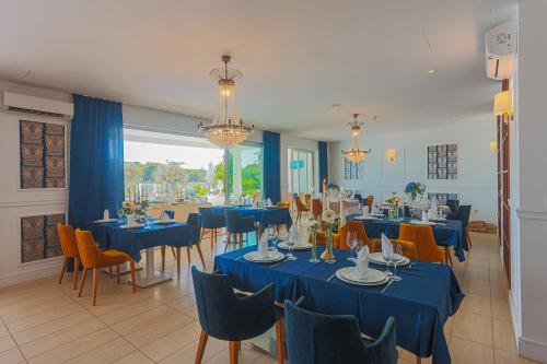 Un restaurant u otro lugar para comer en Perla Resort