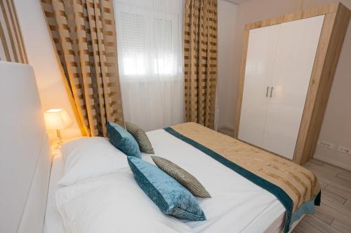Llit o llits en una habitació de Perla Resort