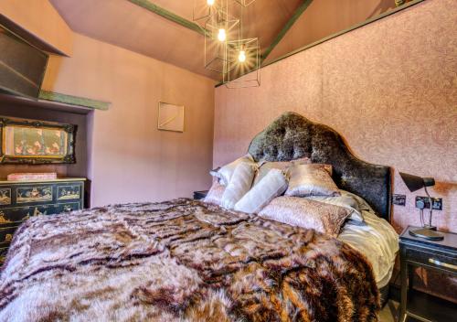 a bedroom with a large bed in a room at Park View Cottage in Kirkby Malzeard