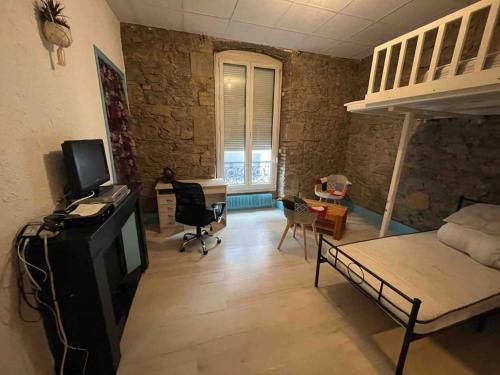 salon z telewizorem i pokój z łóżkiem w obiekcie Chez dada w Grenoble