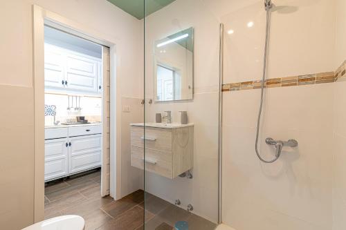 ein Badezimmer mit Dusche, Toilette und Waschbecken in der Unterkunft Oceanview Mesa del Mar in Santa Cruz de Tenerife