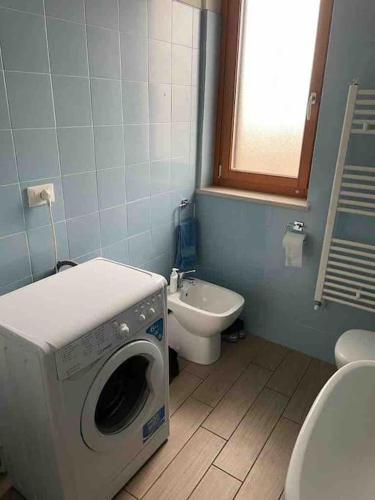 a bathroom with a washing machine and a toilet at Venere Home in Fossacesia