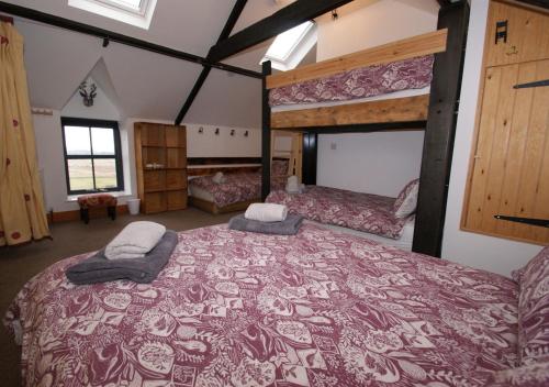 1 dormitorio con 2 literas en una habitación en The Dod Barn en Ilderton