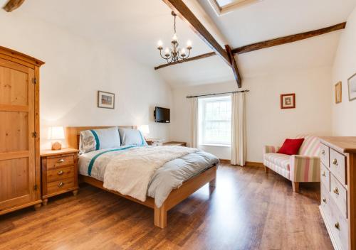 A bed or beds in a room at Myrtle Cottage
