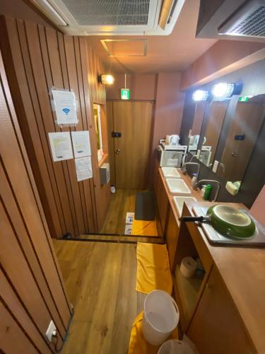 een kleine badkamer met een wastafel en een spiegel bij 54Journey 東京大手町ホステル in Tokyo