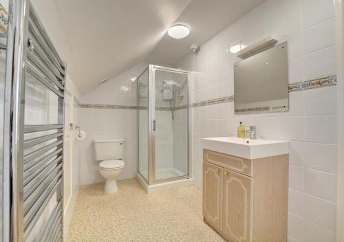 Chy Lymner في بادستو: حمام مع مرحاض ومغسلة ودش