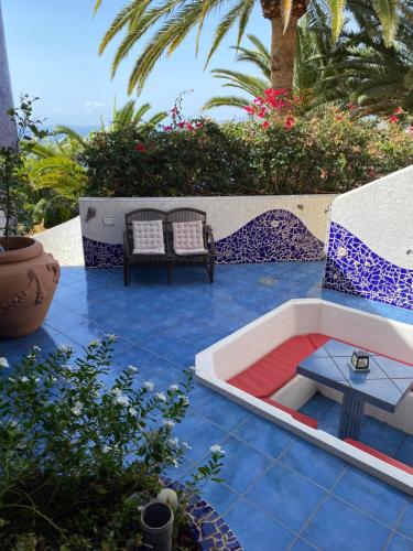 um pátio com um banco e uma banheira de hidromassagem em Villa Castillo Moro em Santa Cruz de Tenerife