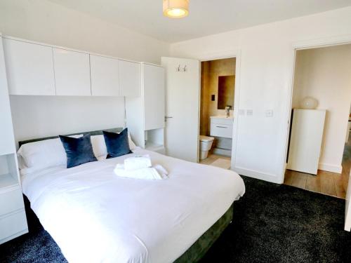 - une chambre avec un grand lit blanc et des oreillers bleus dans l'établissement Pass the Keys Free Parking Central Apartment, à Manchester