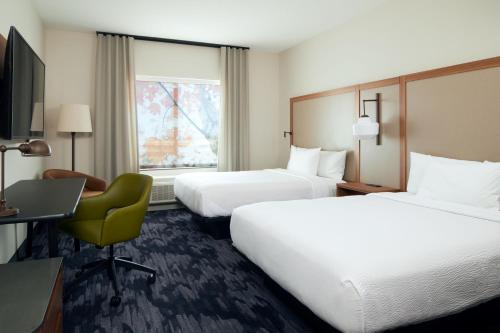 Postel nebo postele na pokoji v ubytování Fairfield by Marriott Inn & Suites Palmdale West