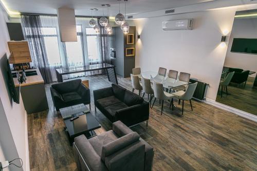 Luxe Apartment in Center