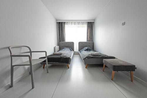 Pokój szpitalny z 2 łóżkami i krzesłem w obiekcie Exclusive Marina Apartment w Gdańsku