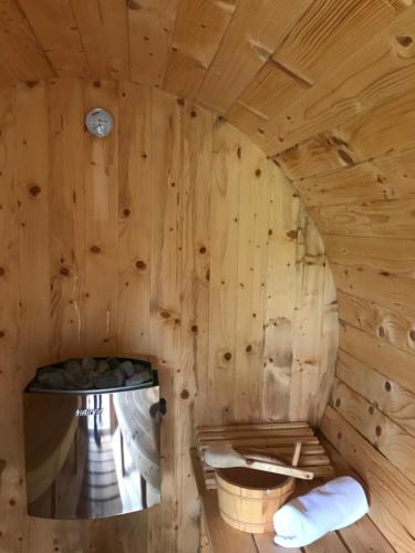Holzzimmer mit Badewanne in einer Hütte in der Unterkunft Korkóstoló Vendégházak in Aggtelek
